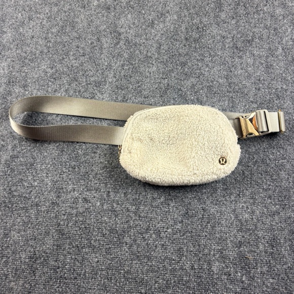 LULULEMON Light Ivory Fleece Sherpa Everywhere Belt Bag One Size - Picture 2 of 12